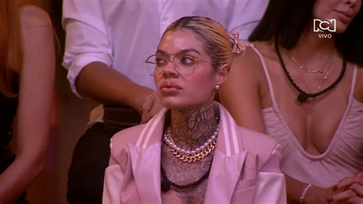 1M views · 22K reactions | Melissa Gate le dio dos puntos a Laura González, argumentando que es nueva y que la única reina de #LaCasaDeLosFamososCol es ella. Además, le otorgó un punto a Karina García por su decisión de cambiarla al cuarto fuego.樂 ¡No te pierdas ni un segundo de las nominaciones en #LaCasaDeLosFamososCol2! ✨ Descarga la app Canal RCN y disfruta del contenido único. | Canal RCN | Facebook