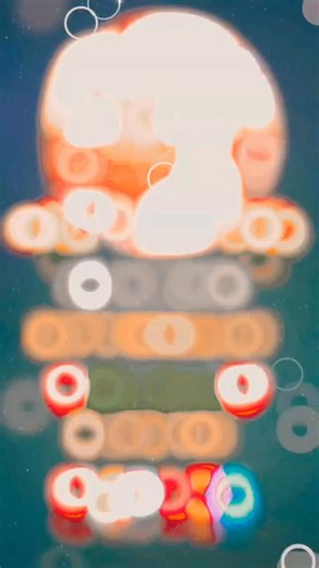 all status creator on Instagram: "happy promise day my love 1997年に公開された映画『タイタニック』は、ジャックとローズの運命に結びついた愛の物語を通して、巨大な悲劇の中にあっても感情がいかに深く人の心に影響を与えるかを描いています。壮大な映像美以上に登場人物の感情に焦点を当てるジェームズ・キャメロン監督の演出は、今改めて観ても、不思議なほど心を打ちます。この映画が記憶に残っているのは、船が沈む衝撃的な場面だけでなく、二人が言葉を交わさず静かに見つめ合っていた瞬間の数々です。 その感情を完璧に補完しているのが、セリーヌ・ディオンの楽曲「My Heart Will Go On」です。初めて聴いたときは穏やかに感じられますが、次第に心が自然と満たされていきます。特に終盤に向かって高まっていく歌声は、映画の中でのジャックとローズの最後の場面と重なり、気持ちを重くさせます。多くの人が「この曲が流れると、あの場面が自然と目に浮かぶ」と語るのは、まさにこの楽曲と映画がどれほど自然に、そして強く結びついているかを示しています。1998年の