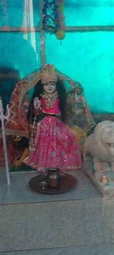 मैया के घर में देर है अंधेर नहीं है देती है सबको मैया किसी सेबात नहीं