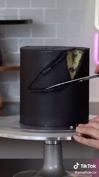 Stunning Fault Line Cake Designs to Impress Your Guests