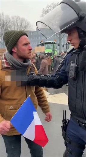 Un agriculteur face un policier 🥺👀🇫🇷