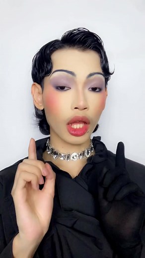 ការប្រើប្រាស់ក្រដាសក្រហម ដែរទិញពីឈ្មួញចិន សម្រាប់ផ្តិតលើបបូរមាត់ ក្នុងការផាត់មុខអ្នករបាំកាលពីជំនាន់មុន។ sources: Colorise & Old Photos of Cambodia