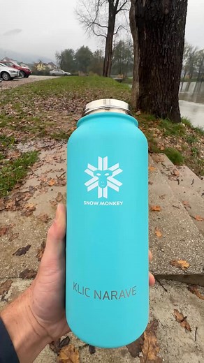 🚀 BLACK FRIDAY 🚀 Popusti leta so tu! Vtipkaj promo kodo BF20 in prejmi -20 % popust na vse izdelke! Ujemi svojega Snow Monkeya tukaj ➔ snowmonkey.com/pages/bf20-flask Zakaj Snow Monkey? 🛒 Toplo do 12h in hladno do 24h. 🛒 100 % neprepustni pokrovi. 🛒 Brez BPA, ftalatov in drugih škodljivih snovi. 🛒 Primerno za šolo, pisarno, šport in pohode. 🛒 Elegantno darilo ali trajna izbira zate. 🛒 Doživljenjska garancija na funkcionalnost 🛒 Ujemi svojega Snow Monkeya tukaj ➔ snowmonkey.com/pages/bf2