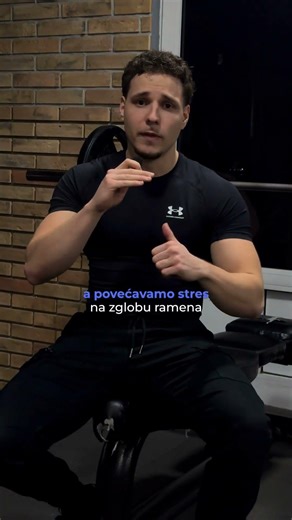 Bol u ramenu na bench press-u