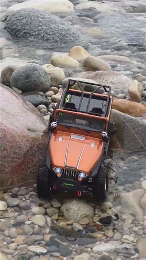CJ7 axial jeep crawls out of the lake on the rocks!!!!!#axial #axialscx10iii #michigan #rccrawler