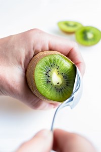 How to Cut a Kiwi (3 Easy Ways!) - Evolving Table