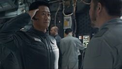 《流浪地球2》吴京临危受命拯救星球，与师父沙溢告别托孤吴孟达