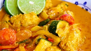 23K views · 127 reactions | Den klassiske familieret - nu med et indisk twist!  Se her, hvordan du laver en lækker boller i karry med varme krydderier - perfekt til både store og små  Find flere gode hverdagsfavoritter på https://bit.ly/2x1uwRh | Foodtv.dk | Facebook