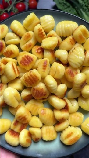 Gnocchi Salat Rezept. Leckerer Salat für den Sommer mit knusprigen Gnocchi und Mozzarella #shorts
