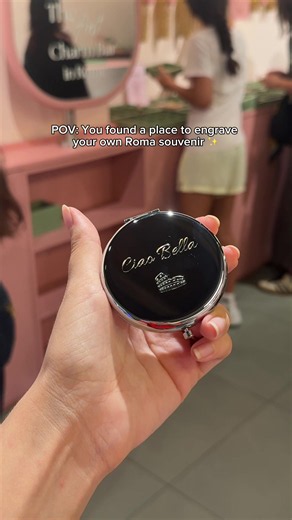 ✨ Personalize your mirror with a custom engraving and take home a memory that’s truly yours🇮🇹 📍 Only at PAOLINA ROMA #paolinaroma #thingstodoinrome #roma #charmbar #engraved