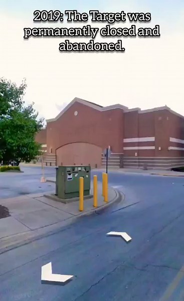 An Abandoned Target and Walmart Supercenter in Chicago, Illinois #shorts #chicago