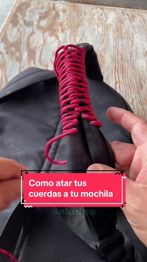 Cómo atar tus cuerdas a la mochila de manera fácil