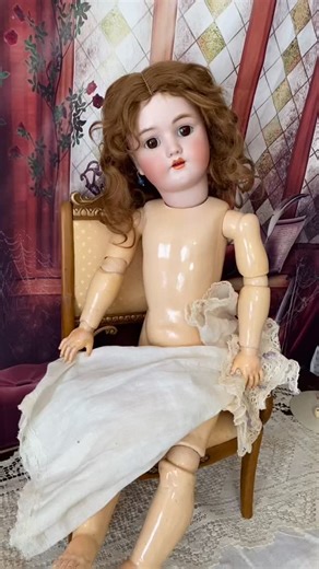 My shop is delighted to welcome a new Heinrich Handwerck doll, showcasing original sleep brown eyes and an authentic wig with pate still attached. The doll’s body remains in unplayed condition, marked with the red stamp of the Heinrich and Handwerck factory, ensuring its authenticity. It is adorned with its original cotton camisole and vintage pantaloons crafted from cotton gauze, exemplifying superior craftsmanship. This doll is truly a fantastic find. #antiquedollplace #antiquedolls #antiquege