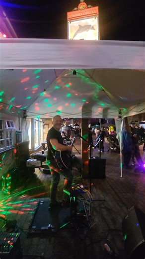 Get it on… bang a gong… the lights are ON at The Dolphin! And guess what? Rich Baxter is LIVE and ready to rock your Saturday like it’s ’72! 🎸✨ Pints are cold, vibes are high – get yourself down here and let the good times roll. You bring the singing voice, we’ll handle the rest. 🍻😜 | The Dolphin Newport Pagnell