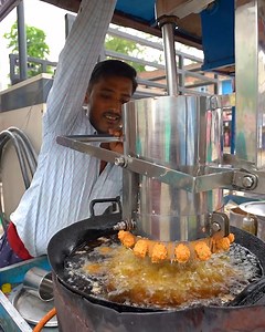 117K views · 1.3K reactions | Bihari Man Selling Automatic Machine Wale Cheapest Manchurian Making Rs. 10/- Only | India Eat Mania | Facebook