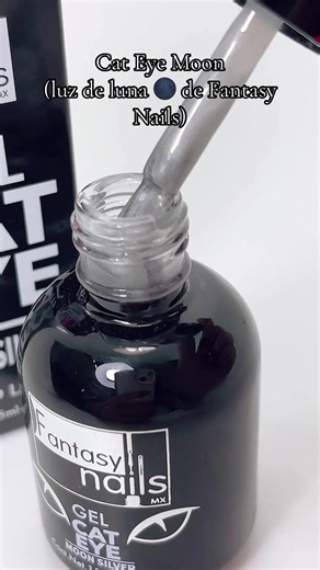 Diseños de Uñas con Efecto Cat Eye y Luna