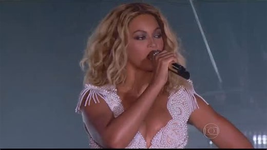 Beyoncé “Who Run The World (Girls)” Rock In Rio 2013 🇧🇷 One thing about Beyoncé her presence will be felt one way or another. When “Run the World (Girls)” hits,it’s a shift in the atmosphere. The crowd moved like the beat was running through their veins, and Bey commanded it all with fire in her eyes. she reminded the world who sets the tone. this moment is a masterclass in how Beyoncé transitions from superstar to legend in progress. She’s not resting on past triumphs; she’s doubling them dow