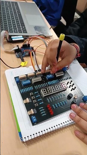FPGA Cyclone II. VHDL. Multiplexor - codificador. Binario - Gray - 7 Segmentos - 6 displays