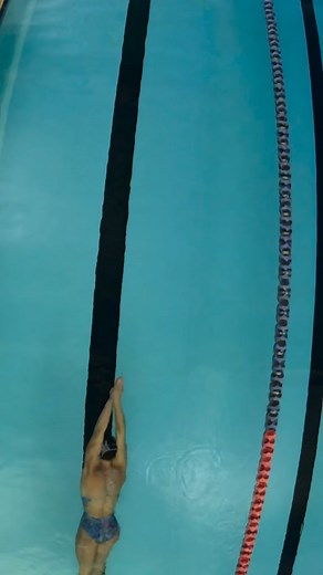 🧘‍♀️ Mobility matters in swimming. The greater your range of motion, the better you can position your body for fast, efficient swimming. For swimmers, the thoracic spine is particularly important. This is your mid-back are — the bridge between your upper and lower body. For swimmers, having good range of mobility in your thoracic spine matters for performance. Here’s why 👇 ➡️ Rotation: A mobile thoracic spine allows you to rotate efficiently through each stroke, creating power without overload