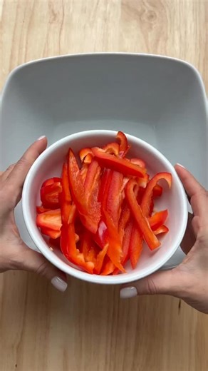 Fajitas de poulet rapides à l’Air Fryer Ingrédients : 450 g de blanc de poulet, coupé en lanières 1 poivron rouge et 1 poivron vert, émincés 1 oignon rouge moyen, émincé 3 c. à soupe d'épices à fajitas (recette maison dispo sur mon site) 2 c. à soupe d’huile d’olive Sel et poivre Préparation : Mélangez le poulet, les poivrons, l’oignon, les épices, l’huile, le sel et le poivre. Disposez le tout en une seule couche dans la cuve de l’Air Fryer, sans superposer. Faites cuire à 200°C pendant 8 à 10 