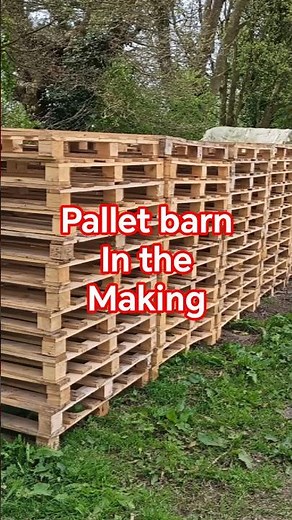 diy pallet barn in the making! #diy #palletbarn #upcycling #pallets