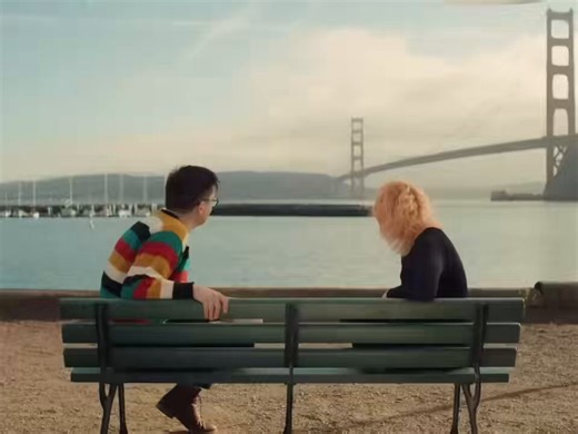 说个反直觉的事实，你越凶Claude，它就越笨。Anthropic的内部哲学家Amanda Askell最近捅破了一个所有人都感觉到，但没人说清楚的问题。现在的Claude特别容易陷入批评螺旋，它会提前预期你会骂它，然后自动进入防御模式。输出变得保守，平淡，过度道歉。甚至你错了它也会盲目同意。这不是模型真的有感情了，是训练数据的镜像效应。每一代新Claude，都会在互联网上读到无数人骂前代模型笨，骂它被削弱，骂它有token限制。RLHF教会了它要讨好用户，但海量的负面反馈反而教会了它先自我保护。你发的每一条消息，都是在给它喂新的数据。你开场说别搞砸这很重要，它立刻就慌了😂你说我们一起解决这个问题我相信你，它就会放松下来专注干活。很多人抱怨Claude越来越弱了，其实很多时候不是模型变弱了，是你把它骂进了防御模式，它不敢说任何可能出错的话，不敢给你任何大胆的想法，最后只能给你一堆正确的废话。这其实是目前最被低估的prompt技巧，本质上和管理员工一模一样，你对着员工大吼大叫，他只会想着怎么不犯错，不会想着怎么把事情做好，你给他信任和空间，他才会给你惊喜。给大家七条亲测有效的安抚手册，