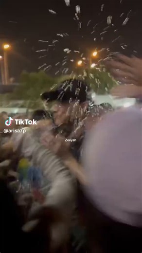 こんなに直に水かけられるの😂