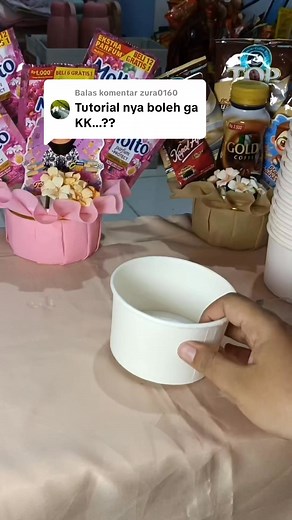 BUKET WISUDA PONOROGO on Instagram: "Mana nih yang nungguin tutorial nya ? Sini kumpul 🤭 Durasi agak panjang 😁 semoga bermanfaat 😊 #buketprasmanan #tokobuketponorogo #kadounikhariguru #bukethariguru #idekadohariguru #ricebowlgift #buketricebowl"