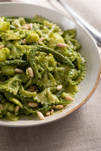 La pasta dell'estate?😎 Luisa non ha dubbi: pesto, patate e fagiolini!! 🌱🥔https://ricette.giallozafferano.it/Pasta-fredda-al-pesto-con-patate-e-fagiolini.html Allacciate il grembiule di Luisa Orizio | Giallozafferano