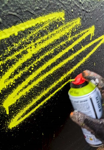 The Night Quill was designed to make spraying easier for people with injuries, but it also gives you way more control over output. This demo was done with MTN 94, which is lower pressure and has a softer valve than Vice. The lever makes feathering easier once you get used to it. Paired with a Needle Cap you can get ultra-thin lines, though Needle Caps can be a bit messy. Useful for tiny details, cracks, or fine texture work.