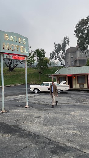 Want to check in to the Bates Motel? 🔪 Did you know you can see the original Bates House and recreated Bates Motel set from *Psycho* on the studio tour at Universal Studios Hollywood? #chelseammt #marvelousmousetravels #batesmotel #psycho #alfredhitchcock #universalhollywood #universalstudioshollywood #studiotour #horrormovies #classichorror #universalhorror #normanbates