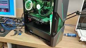 微星主板的神光同步效果如何！这台万元机搭配安钛克复仇者x机箱，颜值提升百分之百