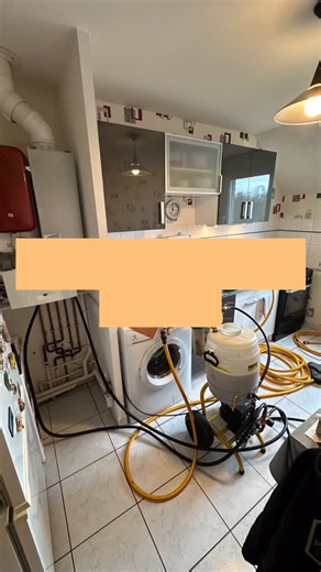 Petit installation de 5 radiateurs acier tuyauteries en PER. La cliente avait du mal à se chauffer. La chaudière montait vite en température Diagnostic réalisé lors de l’entretien de la chaudière Résultat des corps thermostatique bloqué et des radiateurs remplis de dépôts. Un desembouage réalisé, la chaleur retrouvée ! #artisan #chaudiere #chauffage #desembouage | FC Plomberie - Chauffage