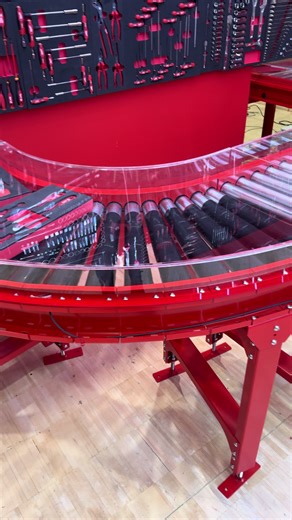 Bellissima questa rulliera che trasporta termoformati @Milwaukee Tool Europe #milwaukee #milwaukeetool #fyp #mechanics #show