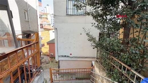 🔴Üsteğmen Evinde Başından Vurulmuş Halde Ölü BulunduKağıthane’de Deniz Kuvvetleri Komutanlığı’nda görevli üsteğmen Hasan Atahan, kendisine ulaşamayan kız arkadaşı Azra L. tarafından evinde ölü bulundu.Polis ekiplerinin yaptığı incelemede, Atahan’ın silahla başından vurulduğu ve beylik tabancasının yanında olduğu belirlendi. Olayla ilgili soruşturma başlatıldı.