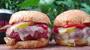 スモークドソーセージチーズバーガー