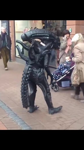 In public everyone can hear you scream. #fyp #foryourpage #youtube #cosplay #funny #alien #youtube #prank #scareprank #publicprank #aliens #cosplayer