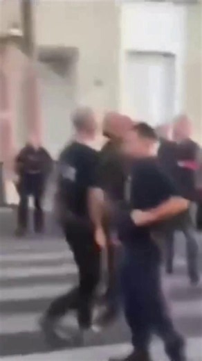 🚨 De gros affrontements ont éclaté à Saint-Pierre-des-Corps après une collision entre une moto et une voiture de police Samedi 19 septembre, à Saint-Pierre-des-Corps, près de Tours, un motard de 20 ans a été grièvement blessé à la jambe après une collision avec une voiture de police lors d’une intervention pour un rodéo urbain. Des affrontements ont ensuite éclaté et se sont poursuivis jusqu’à environ 4 heures du matin, avec des jets de projectiles, des incendies et une vingtaine de véhicules b