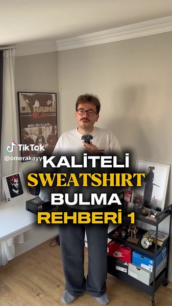 Öncelikle içerikte gözüken her ürünü kendi paramla aldım ya da ürettik. Kesinlikle reklam değildir. Sweatshirt, sweatpant meselesi bayadır ayyuka çıkmış bir mesele buna dair içerik ve içerikler yapacağım. Bir sweatshirtin kalitesini birçok faktör belirler: İlk olaral kumaşın örüldüğü pamuk türü çok önemlidir. Uzun elyaf pamuk daha pürüssüz, daha dayanıklıdır ve daha az tüylenir. Kısa elyaf pamuksa ucuzdur ve hızlı tüylenir. İkinci olarak kullanıma göre gsmde önemlidir. 280-320gsm günlük kullanım