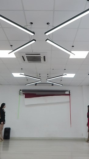 Chia tay cô giáo dạy catwalk cùng Hoàng Thùy