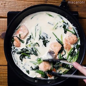 【コクうま。サーモンとほうれん草のクリームパスタ】 クリスマスメニューにおすすめ🎄バターで香ばしく焼いたサーモンとほうれん草がたっぷり入ったクリームパスタです。コクのあるまろやかな味わいで贅沢な気分が味わえます。ランチにはもちろん、特別な日のディナーにぜひ作ってみてくださいね♪ レシピの詳細はこちらから↓✨ https://macaro-ni.jp/107974 | macaroni