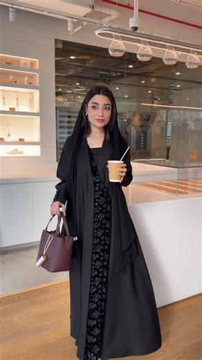 𝘈𝘔𝘕𝘈 𝘈𝘓𝘈𝘒𝘏𝘡𝘈𝘔𝘐 🇴🇲 on Instagram‎: "‏Abaya with Shelah ‏Abaya Code:E19 ‏‎العباية هذي قمة في الأناقة والفخامة! خامتها كريب سعودي، خفيفة ومريحة بشكل رهيب، وسوادها راقي وواضح على الطبيعة. ‏‎مزينة بشك يدوي متعوب عليه، بتصميم أنيق ودقيق يبرز جمالها بكل تفصيل. الشك ياباني أصلي بلمعة راقية تضيف لمسة فخمة تناسب الذوق الرفيع. ‏‎وقصتها كلوش، تعطيك انسيابية وحركة تزيد من جمالها، وتضمن لك إطلالة فاخرة تليق بكل المناسبات. ‏‎السعر: ‎‏29🇴🇲🇧🇭🇰🇼 ‎‏290🇸🇦🇦🇪🇶🇦"‎