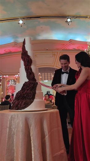 Vincenzo Salvatore Cakes on Instagram: "It’s this moment. The reveal & cut. That breath you hold before the room erupts — every camera up, every angle locked in. Because the magic isn’t just the cake. . . Planner / Designer | @amandanovenaweddings Venue | @stregisnewyork Photographer | @boshimphoto Videographer | @kennethcooperfilms Content Creator | @yourstory.byelle Florist | @weddedevents Floral Wholesaler | @tonyfmifarms @fmifarms Candles | @luxewixcandlesnyc Band | @hanklanemusic Stationery