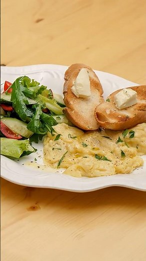 Soft Scrambled Eggs Breakfast in 7 Minutes