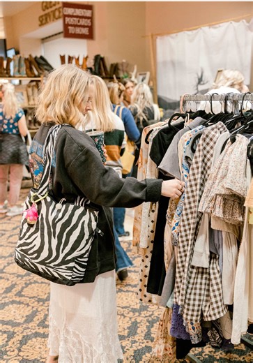 Vintage lovers, this one’s for you 💛Three days of inspired shopping, amazing vendors, delicious food, and feel-good fun await at Vintage Market Days® of Metro Tampa! 🎫 Tickets are a must—grab yours now and get ready to fall in love with every aisle. 🫶 Strawberry Festival Fairgrounds ✨ April 10–12