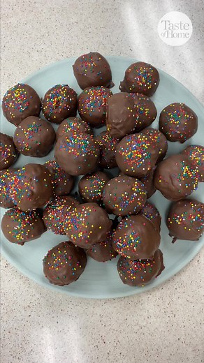 Nothing can beat the classic combination of peanut butter and chocolate! 🔗 Click the link in our bio for the full recipe. #peanutbutterballs