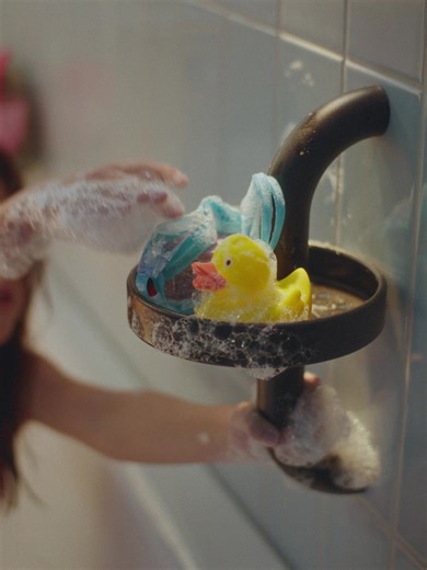 Besoin d’un petit coup de pouce ? La collection BÄSINGEN vous facilite la vie dans votre salle de bain. 🚿 | IKEA