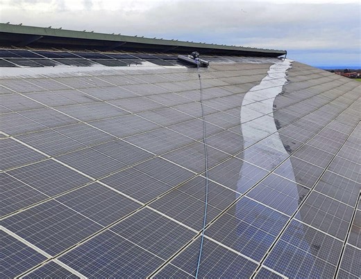 PV-Anlagen clever reinigen: So vermeiden Landwirte bis zu 20 % Ertragsverlust