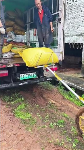 This Homemade Lifting Trolley Saves Backs and Time✔️