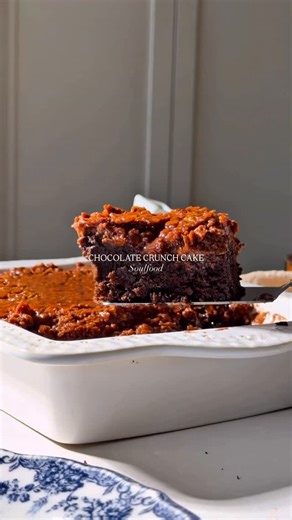 Luz Colsa | Crunchy Chocolate Cake, un pastel que es suave por dentro y crujiente por fuera que lo hace una verdadera delicia. Hay algo mágico en... | Instagram